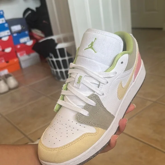 Jordan low tops kids 6 1/2 - Picture 2 of 4
